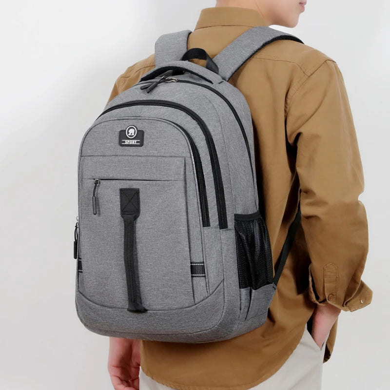 Mochila Escolar com Múltiplos Bolsos, Alças Ajustáveis e Fechamento em Zíper